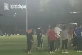 小球员正比赛，广场舞大爷大妈拿锤砸锁闯了进来图片