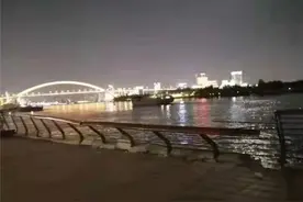 上海徐汇滨江船只撞击护栏 今年内已是第3次图片