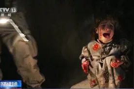 5岁女童在美军士兵脚下惊恐大哭 战争给伊拉克民众带来无尽伤痛图片