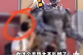 游客比不雅手势，威震天当场“发飙”，网友也怒了！北京环球影城回应图片