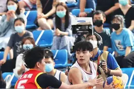 杨舒予是谁，为啥那么火？大部分球迷都是冲着她来的图片