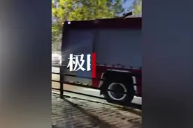辽宁大连一餐馆发生爆炸，玻璃碎片溅到车道，当地暂未通报图片