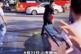 山东滕州现低俗婚闹，一半裸新郎被吊到半空遭高压水枪喷射图片