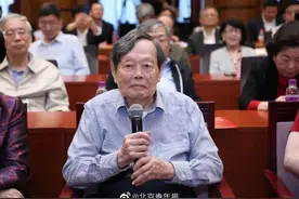 杨振宁百岁演讲，特别提到一个人图片