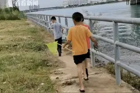 “玩水危险”男子江边偶遇3小孩捞鱼大吼叫回图片