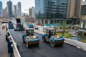上海“无人修路”升级记：从单兵作战到在北斗导航下集体作业图片