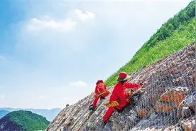 浙江长兴对废弃矿山进行“生态治理”图片