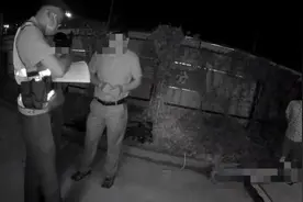 打牌输了钱怀疑工友出老千报警，警察上门全部拘留图片