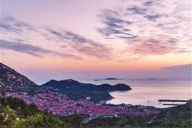 青山碧海间 悠悠古村落图片