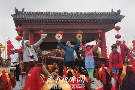 央视《乡村大舞台》走进蒲城与群众共庆丰收图片
