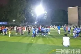 为跳广场舞，株洲大爷大妈砸锁闯进足球场跟孩子抢场地图片