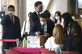 56名区议员今日宣誓，港媒：李文浩表明拒绝宣誓，势必被取消议员资格图片