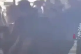 已传唤涉案人员 警方通报青岛海底捞员工与物业保安持棍群殴事件图片