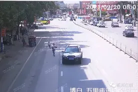 父亲抱昏迷孩子街头狂奔……好心司机：快上车图片