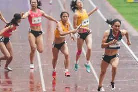 田径——女子4x400米接力预赛赛况图片