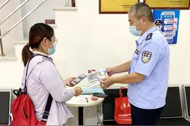 民警归还遗失的背包，还交给失主一个任务图片