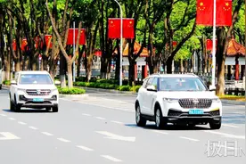 国庆临近，街头国旗高高飘扬图片