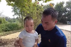 消防员出警出到自己家，儿子守在旁等爸爸处理完才要抱抱视频封面