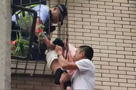 四川江油：2岁男童脖子卡在防护栏上身体悬空 多方合力成功救援图片