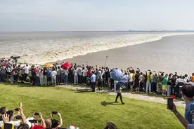 城事｜八月十八观大潮，钱塘江潮水汹涌而来图片