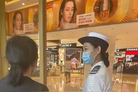 有颜有能力，杭州商场新上线的女保安火了，直接有阿姨问“想嫁在杭州吗”图片
