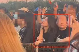 广西一大学学院领导与妙龄女举止亲密？校方：本人否认并拟报警图片
