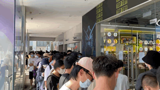西湖边又排起长队！有人通宵排队买“娃”，姑娘人手一个“橙”购物袋……太拼了图片