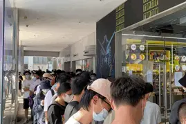 西湖边又排起长队！有人通宵排队买“娃”，姑娘人手一个“橙”购物袋……太拼了图片