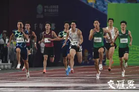 百米飞人接力大战上演：江苏运动员隋高飞夺金 江苏队摘银图片
