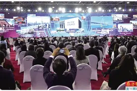 服务机器人穿梭会场 真人穿戴也有“黑科技”图片