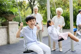 沪4岁男童坠楼伤重！这个习惯很多孩子都有，不少家长还鼓励，说暖心图片