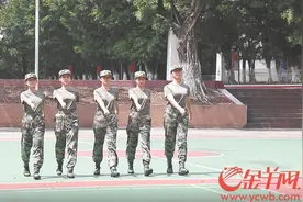 “铿锵玫瑰”奔赴军营 广州55名大学生女兵起运图片