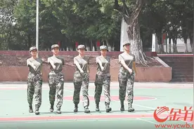 “铿锵玫瑰”奔赴军营 广州55名大学生女兵起运图片