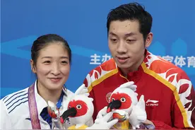 把金牌送给女儿当见面礼，夺冠夜许昕双喜临门图片