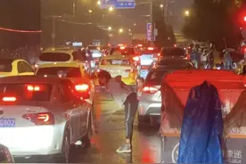 雨中这个身影真帅！北京晚高峰，快递小哥帮消防车疏导交通图片