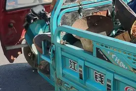 哭笑不得！遇到交警，永州一男子突然把锅扣头上......图片