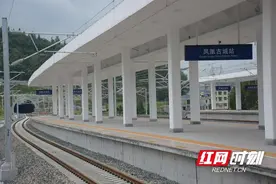 迎接湘西“高铁时代”④丨凤凰古城：高铁，让深山飞出“金凤凰”图片