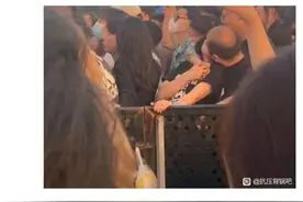 高校院长音乐节与年轻女子当众亲吻？当事人否认：已报案图片