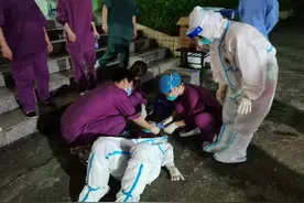 这一幕，令人心疼又禁不住点赞图片