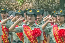 敬礼！中部战区陆军某舟桥旅500余名退役老兵返乡图片
