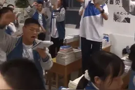 陕西高三学生“魔幻”早读走红网络，网友笑称“大型蹦迪现场”，校方：学生很有激情图片