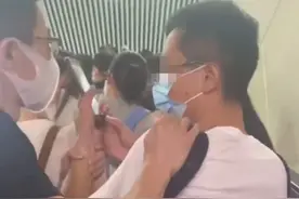 男子在合肥地铁站偷拍裙底，被热心小伙上前抓住图片