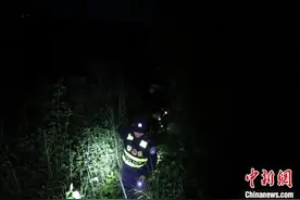 民警翻山越岭开展中缅边境巡逻踏查图片