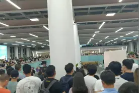 此刻的深圳宝安机场人山人海 | 大河财立方宝安机场直击图片