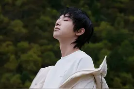 华晨宇山野云海间自由漫步 纯粹白色勾勒温柔气质图片