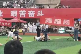 川农学生“不雅”舞蹈原版曾上电视，业内人士：审美不一样很正常图片