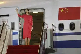 平安到家！孟晚舟一袭红裙走下飞机，现场哽咽发言图片