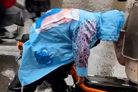 男孩用身体给妈妈车座挡雨，妈妈：再也不羡慕别人家孩子了视频封面