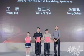 跟着视频学口语，上夜班用英语和自已对话，杭州保安一开口征服所有人图片