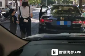 缺德！福州闹市，父母竟让孩子当街大便图片